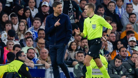 Xabi Alonso, DT del Real Madrid, junto a un árbitro de la UCL - Fotos: AFP