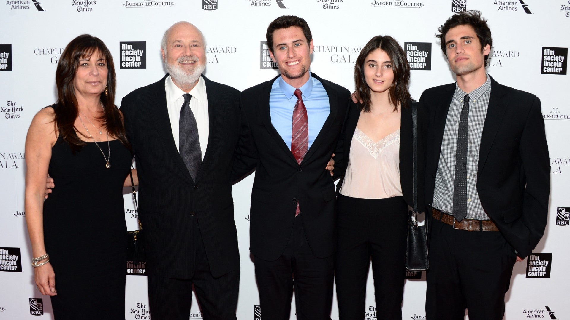 El cineasta Rob Reiner junto a su esposa, Michele Singer; y sus hijos: Jake, Romy y Nick | Foto: AFP