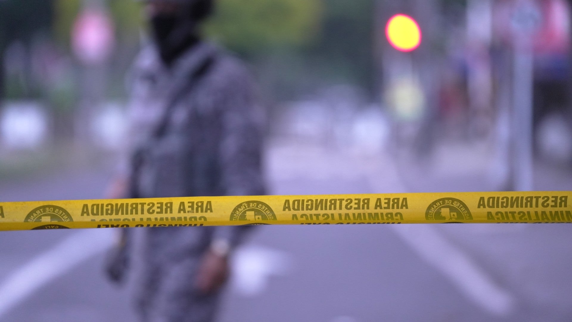 Fotografía de una cinta de área restringida en una calle en Cali (Colombia) - EFE