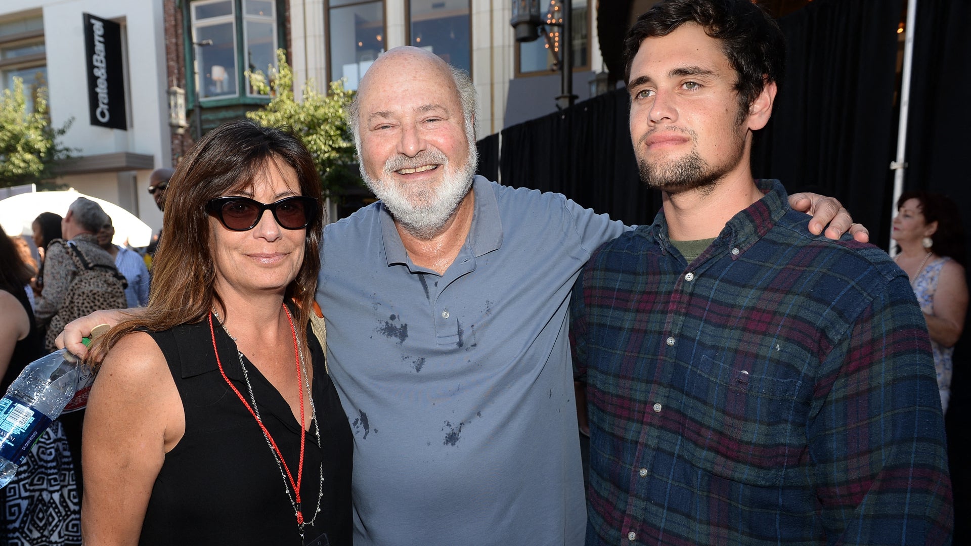 El cineasta Rob Reiner junto a su esposa Michele y su hijo Nick | Foto: AFP