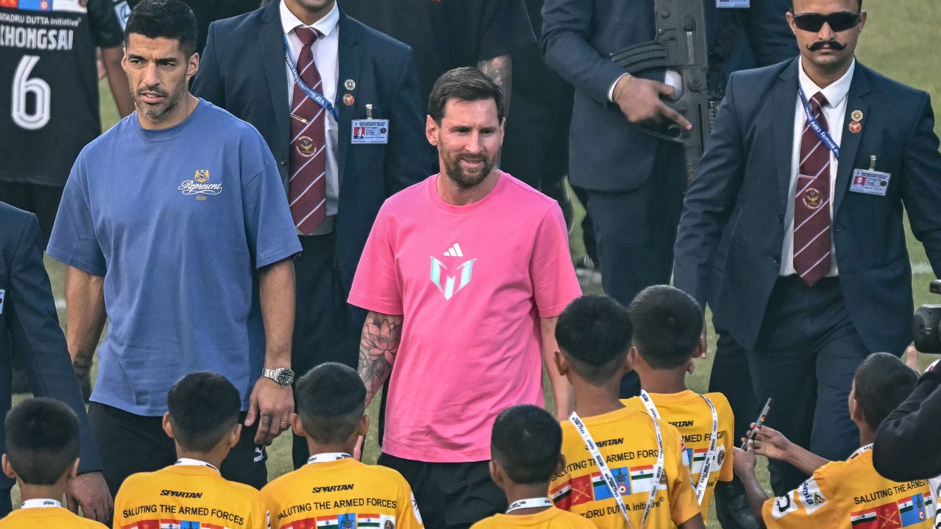 Lionel Messi junto a Luis Suárez en su gira por India 2025- Foto: AFP