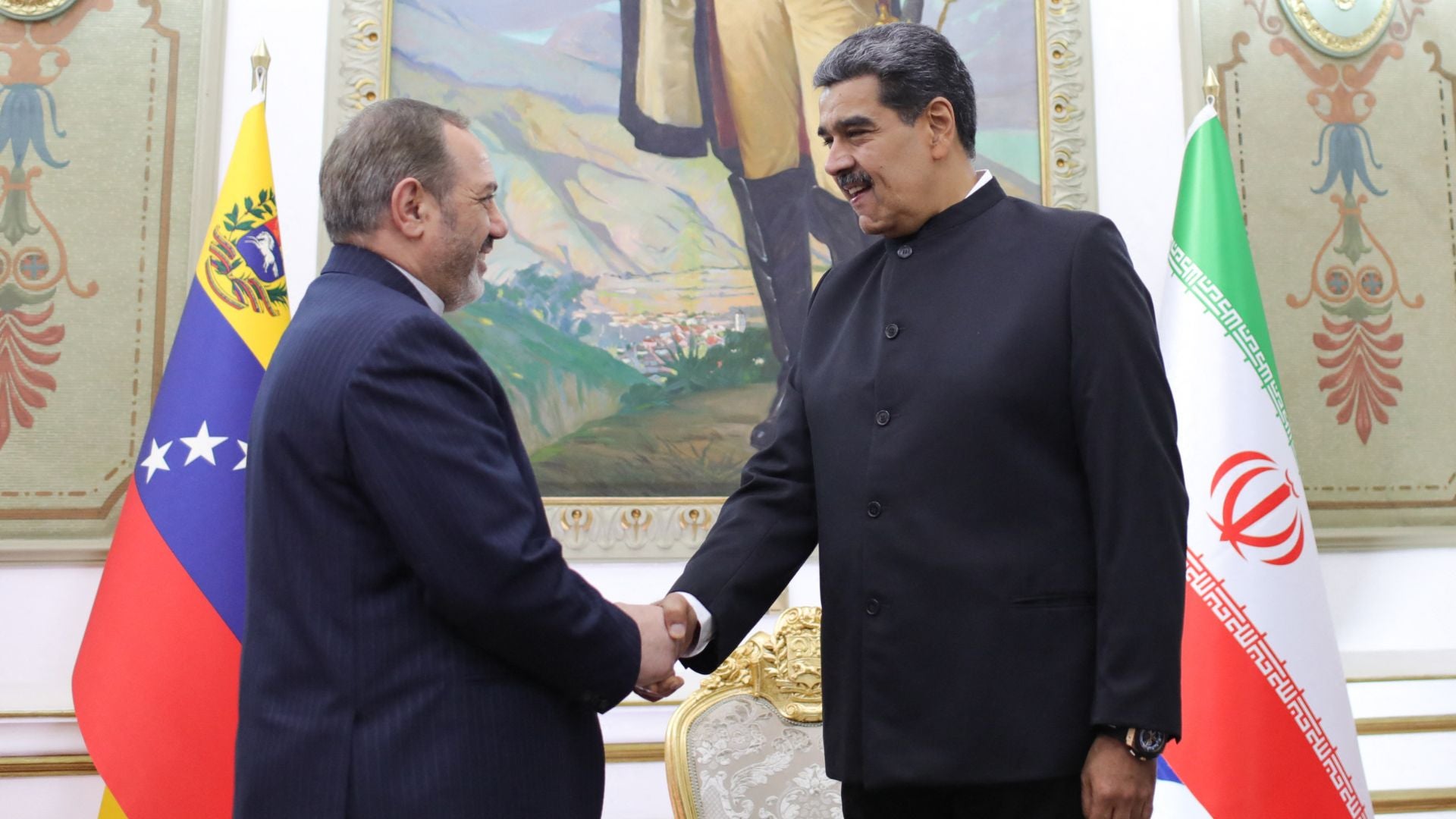 Nicolás Maduro y Aziz Nasirzadeh (AFP)