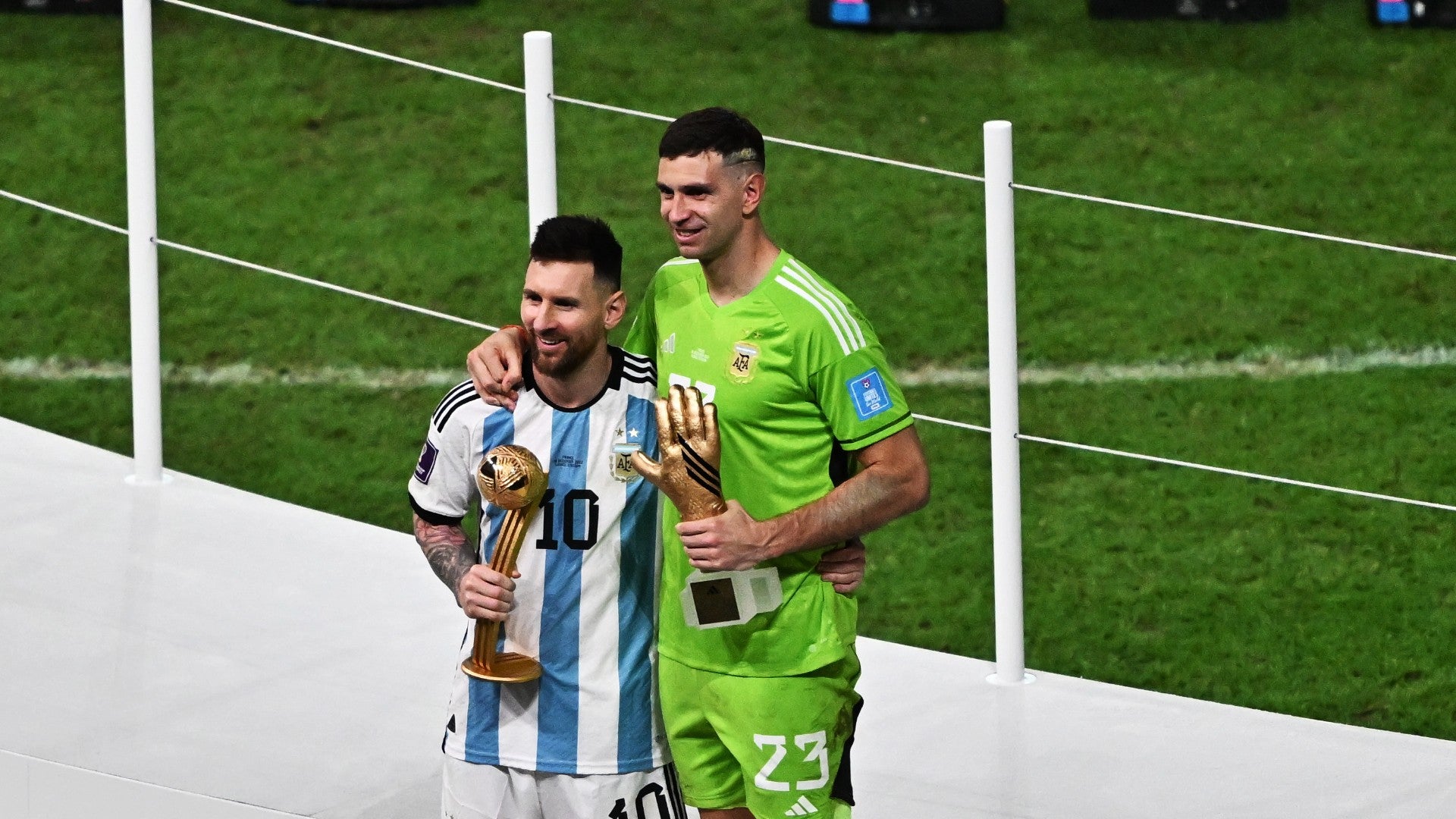 Lionel Messi y Emiliano Martínez, jugadores de la Selección Argentina - Foto: EFE