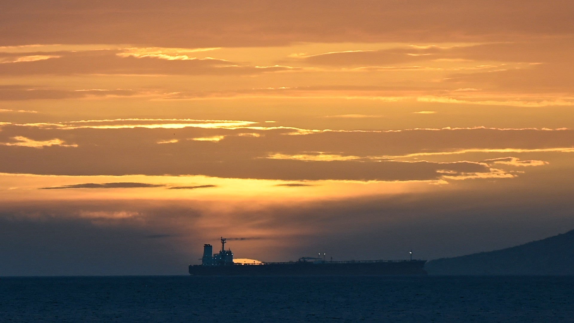 Buques petroleros se ven al atardecer en el Mar Caribe frente a la costa de Puerto La Cruz, Venezuela - AFP