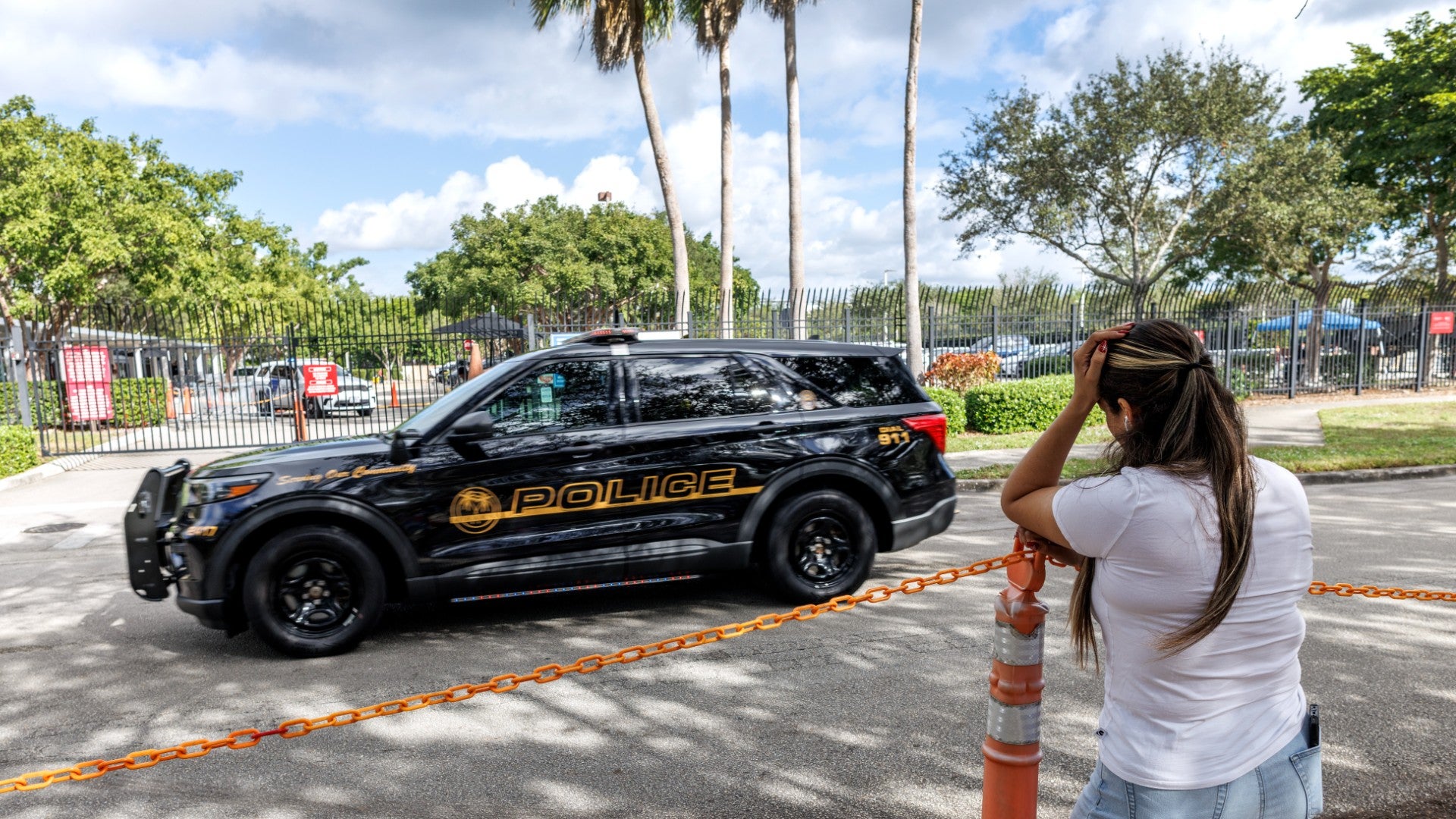 Mujer viendo una patrulla de la Policía de EE.UU. en Florida - Foto: EFE