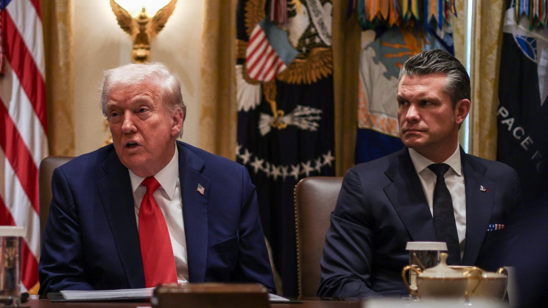 Donald Trump, presidente de Estados Unidos, junto a Pete Hegseth , secretario de Guerra - Foto: EFE