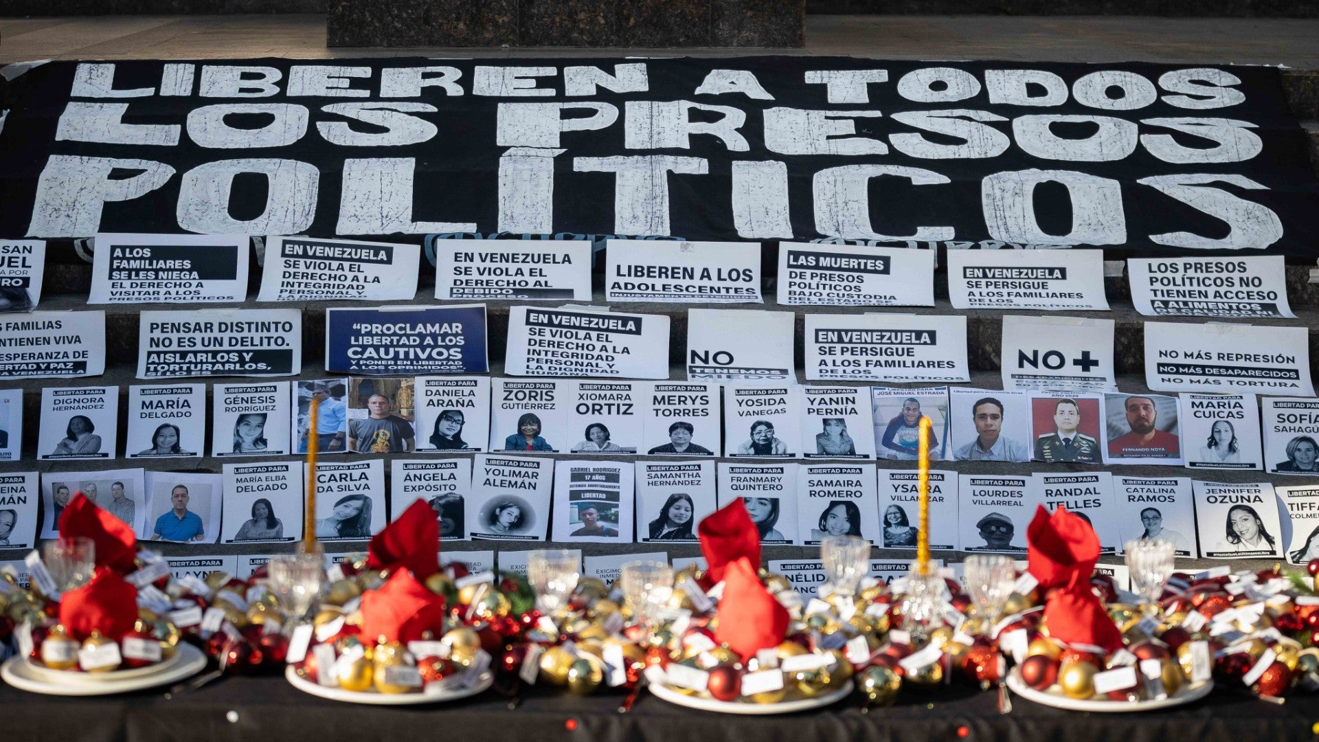 Adornos navideños con nombres de presos políticos durante una manifestación en Caracas, Venezuela – Foto de referencia: EFE