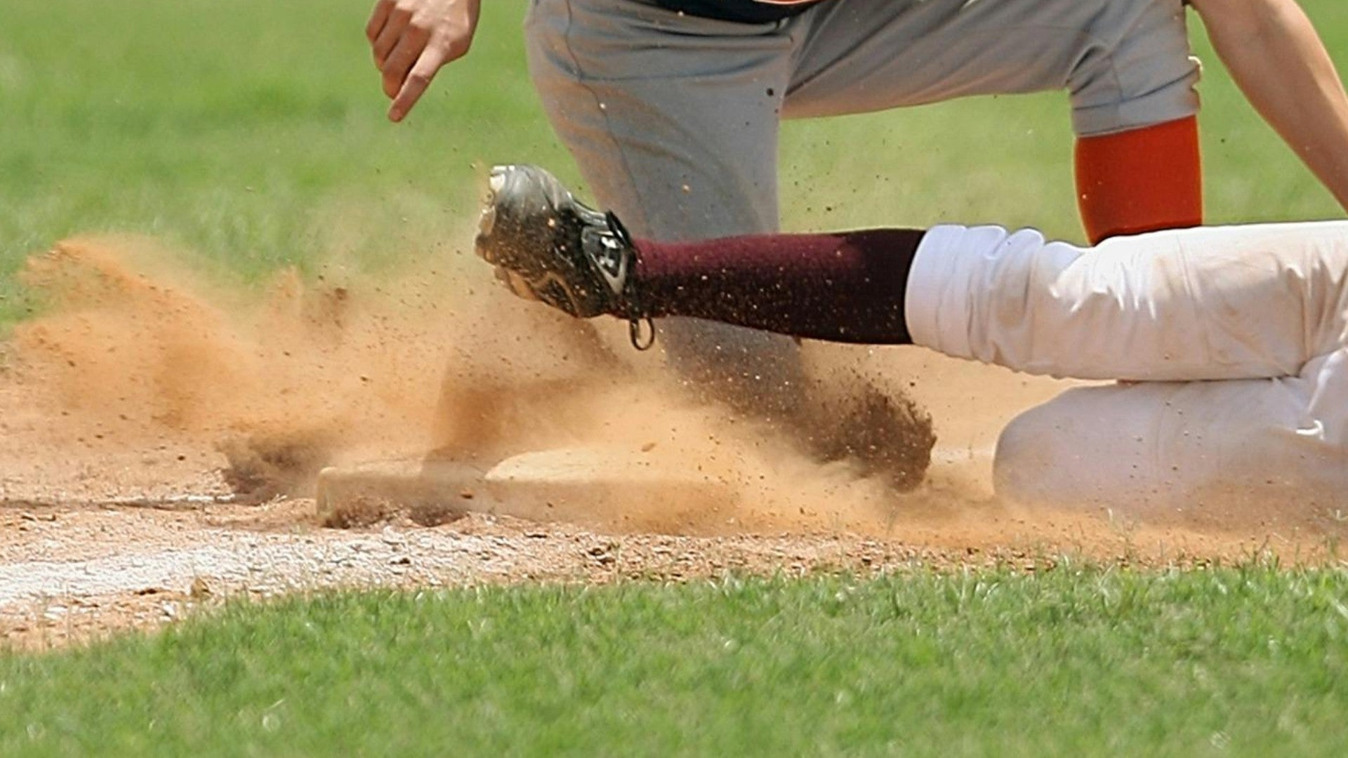 Jugador se barre en la tercera base en un campo de béisbol - Foto de referencia: EFE