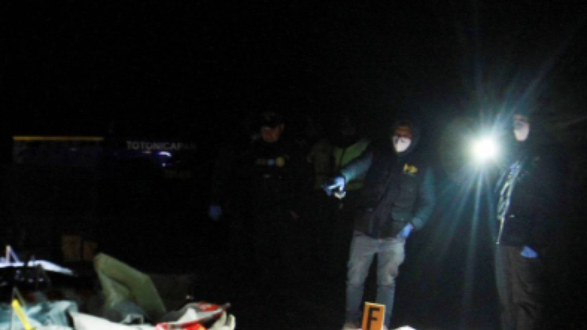 Bomberos, policías y civiles ayudando a sacar a personas atrapadas en un autobús en Guatemala – Foto: AFP