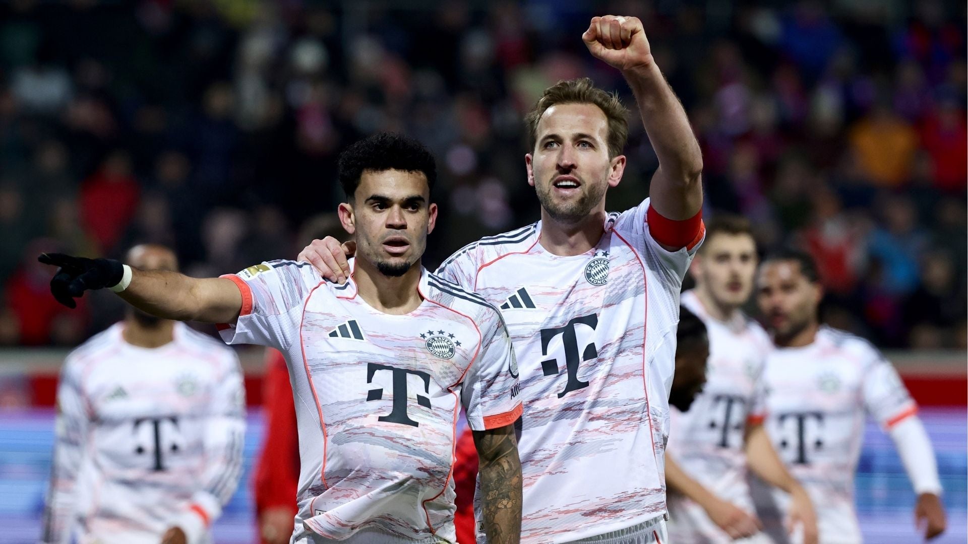Luis Díaz del Bayern Munich celebra con su compañero de equipo Harry Kane después de marcar el gol del 0-3 durante el partido de fútbol de la Bundesliga-Foto: EFE