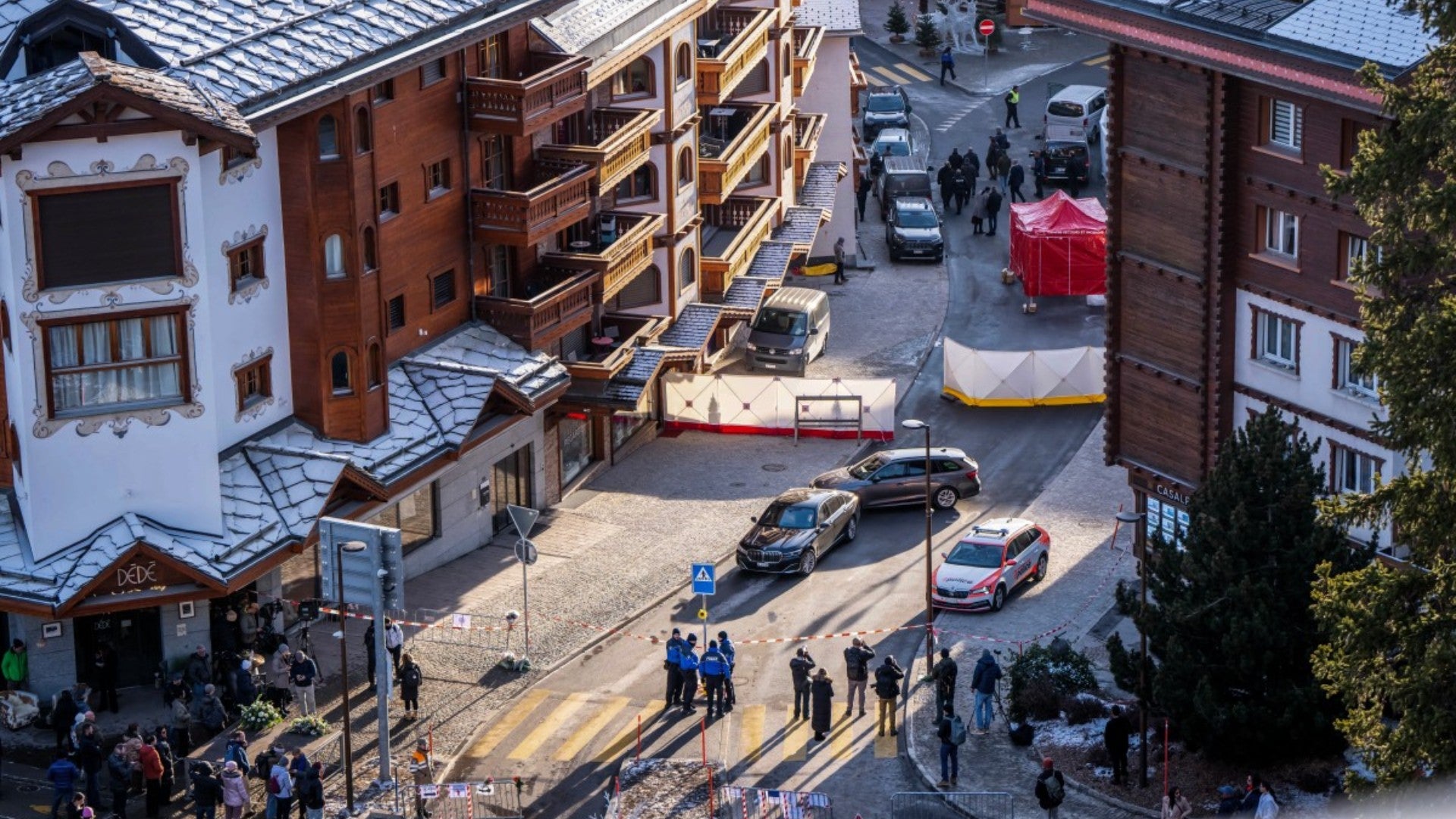 El área alrededor del bar Le Constellation después de que un incendio arrasara el lugar durante la noche de Año Nuevo. (AFP)