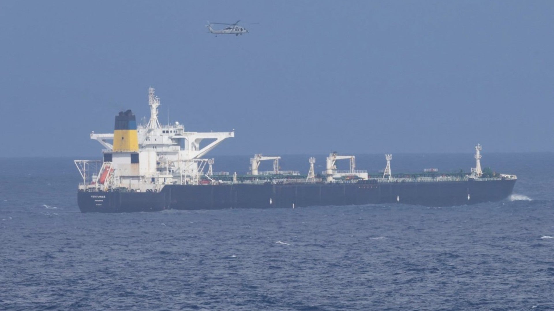 Petrolero Centuries, cuya última escala en Venezuela fue atracada, mientras es detenido por la Guardia Costera estadounidense el 20 de diciembre de 2025. (AFP)