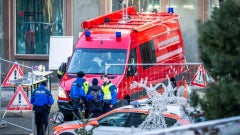 Agentes de policía y rescatistas junto a un vehículo de bomberos en el lugar de incendio que arrasó el bar Le Constellation en Crans-Montana el 1 de enero de 2026. (AFP)