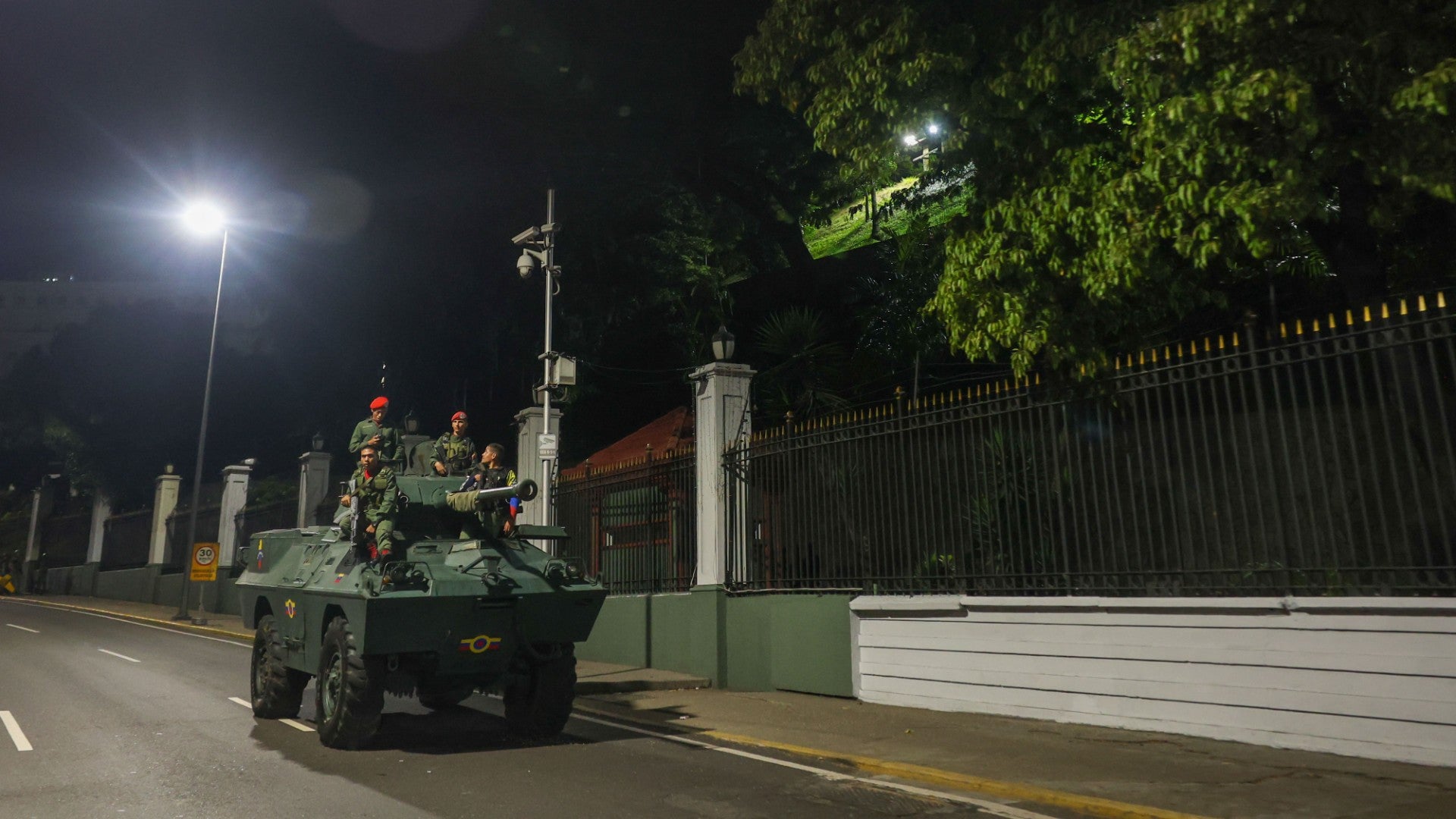 Militares venezolanos custodiando el Palacio de Miraflores | Foto: EFE