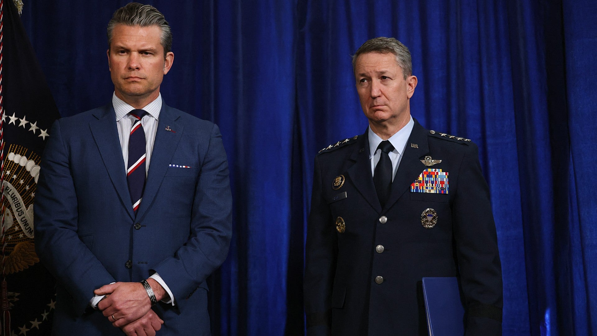El secretario de Guerra de EE. UU., Pete Hegseth, y el jefe del Estado Mayor de Estados Unidos, Dan Caine | Foto: AFP