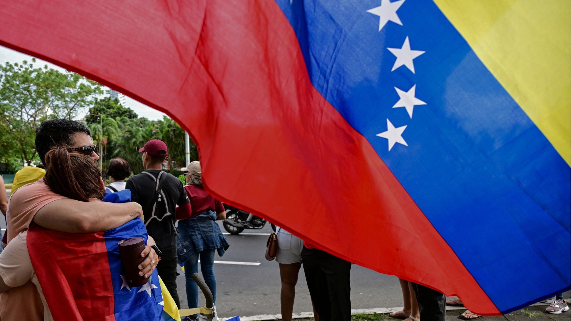 Venezolanos se abrazan en esperanza tras la captura de Maduro - Foto: AFP