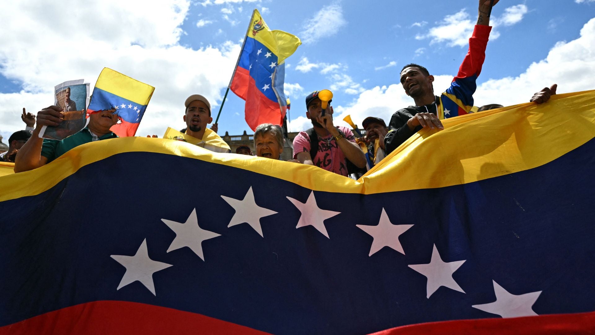 Venezolanos en la Plaza de Bolívar de Bogotá - Foto AFP