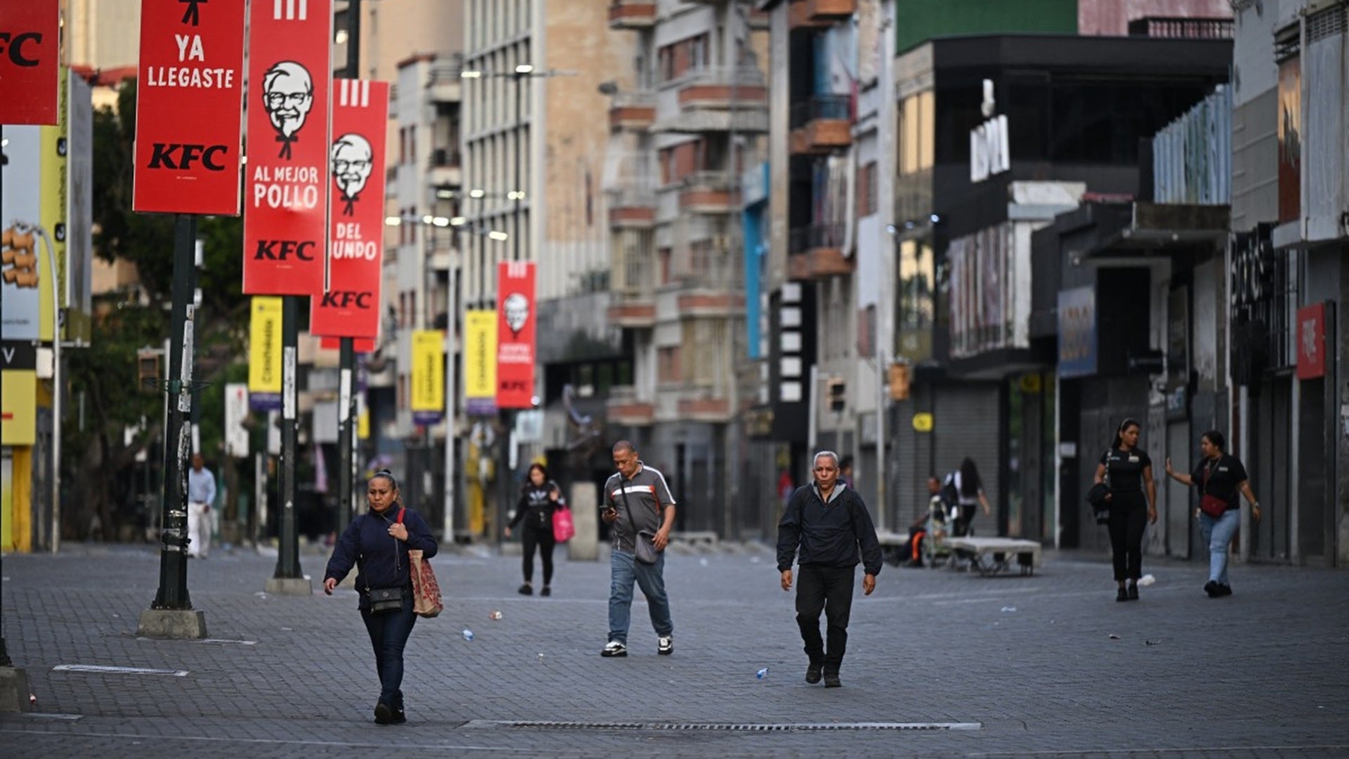 Calle comercial en Caracas tras la salida de Maduro del poder - AFP