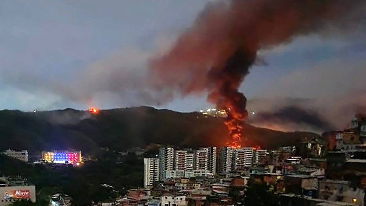 Cámara de seguridad capta impacto de misil en antenas de transmisión cerca de Caracas