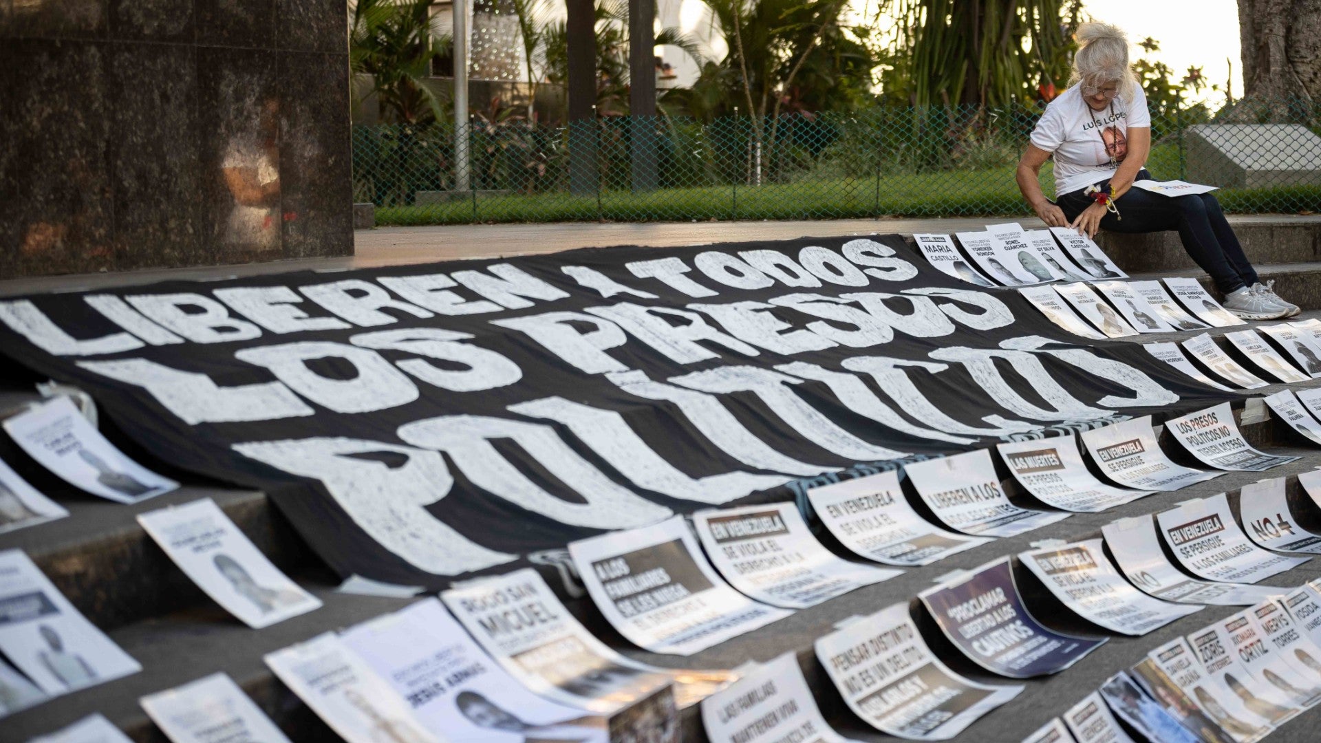 Fotografía donde se observa carteles de presos políticos en una manifestación en Caracas (Venezuela) - EFE