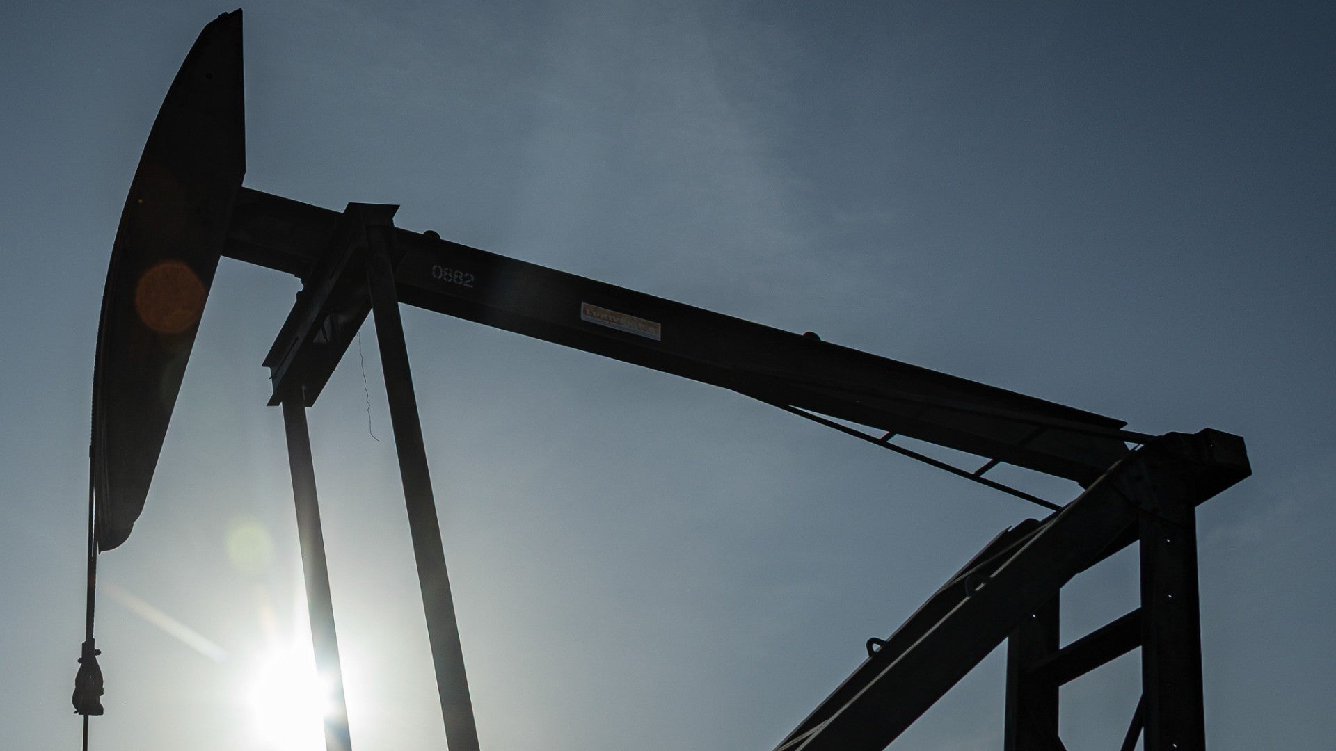 Fotografía de archivo donde se observa un balancín petrolero en el Lago de Maracaibo (Venezuela) - EFE
