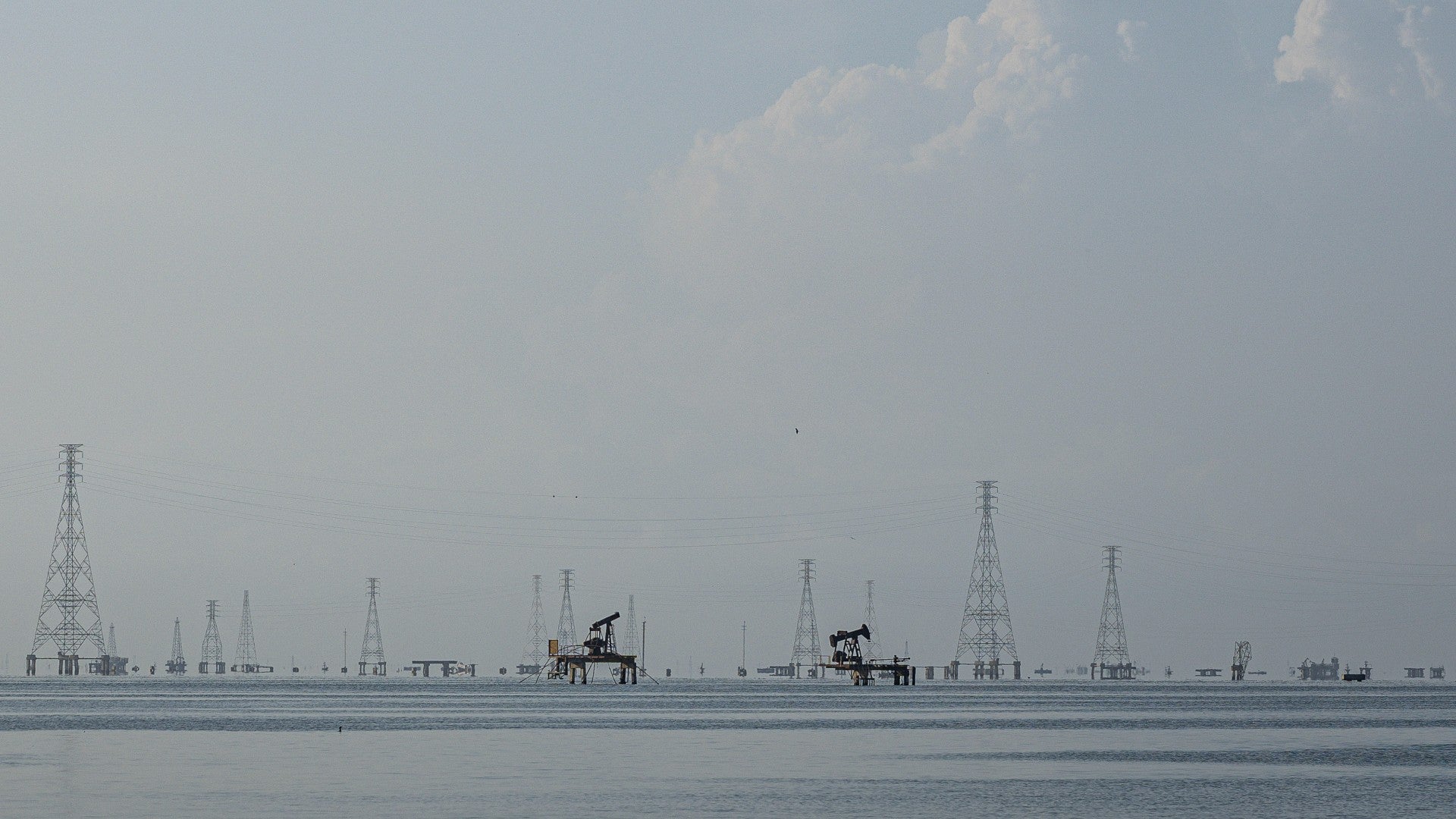 Balancines petroleros en el Lago de Maracaibo (Venezuela) - Foto de referencia: EFE