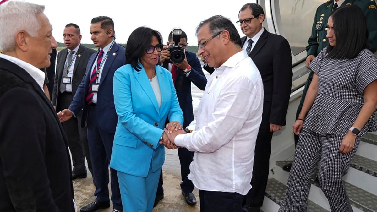 Delcy Rodríguez y Gustavo Petro (AFP)