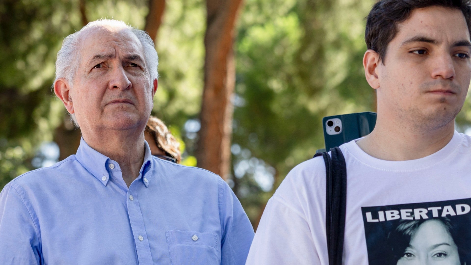 Antonio Ledezma, exalcalde metropolitano de Caracas junto a activistas que claman por la liberación de presos políticos en Venezuela - Foto: EFE