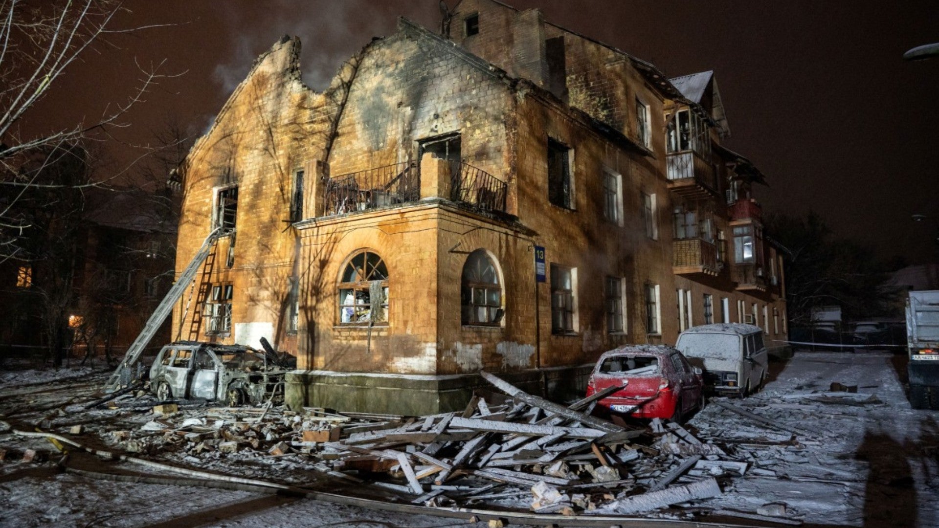 Edificio impactado en ataques de Rusia a Kiev. (AFP)