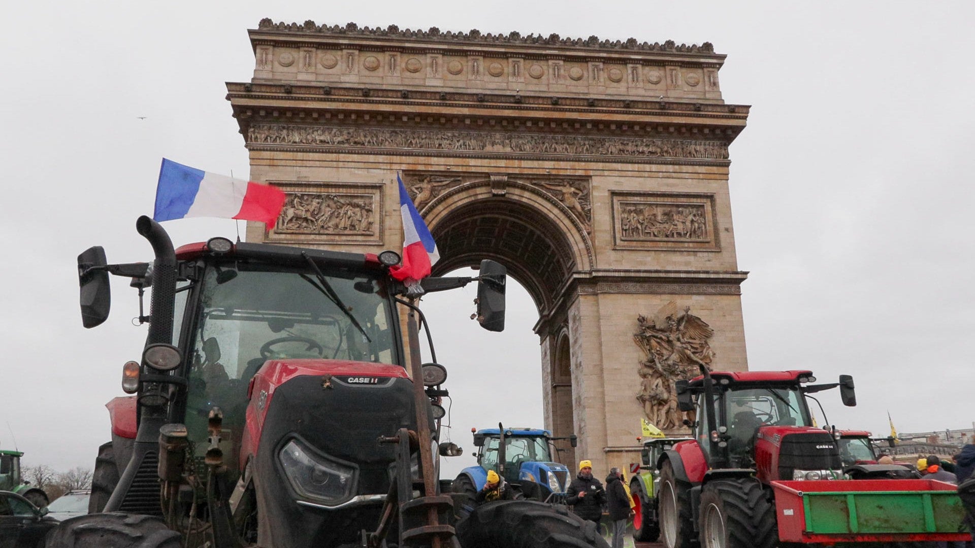 Agriculturoes protestan en el Arco del Triunfo de París contra el acuerdo Unión Europea y Mercosur - Foto: EFE