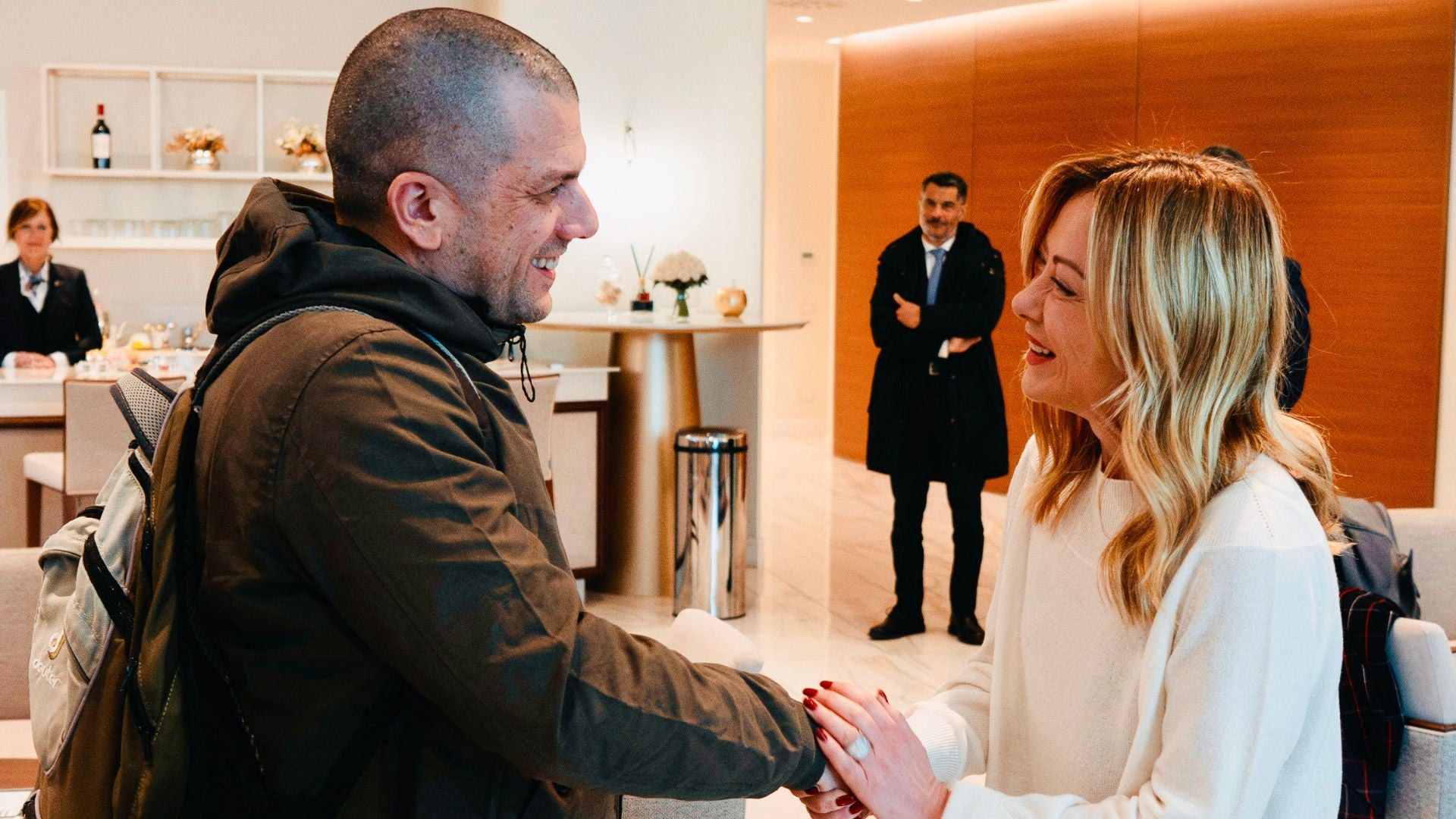 Primera ministra italiana, Giorgia Meloni junto con Alberto Trentini excarcelado por parte del régimen de Venezuela - Foto: AFP