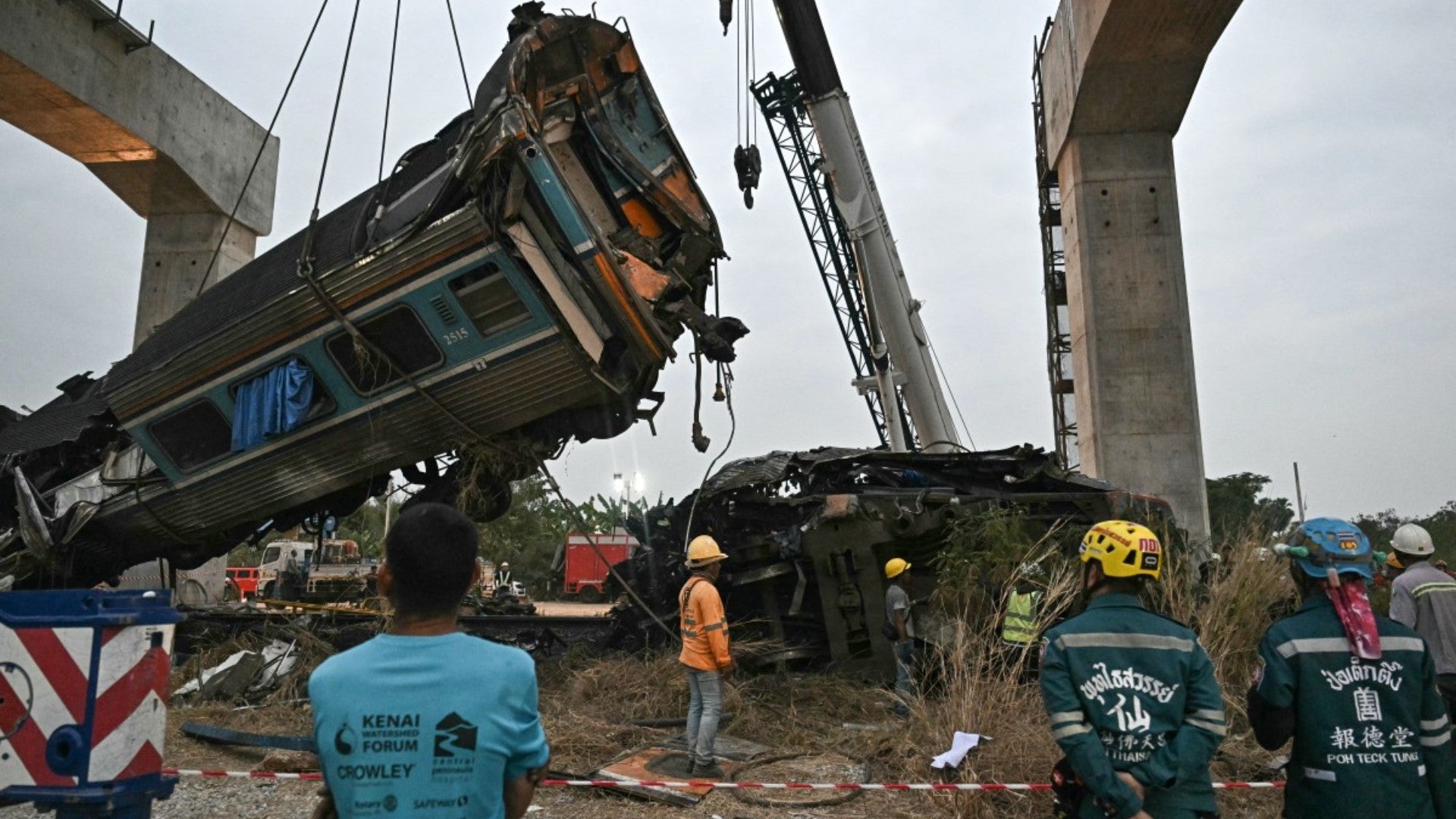 Grúa se desploma sobre tren en Tailandia. (AFP)