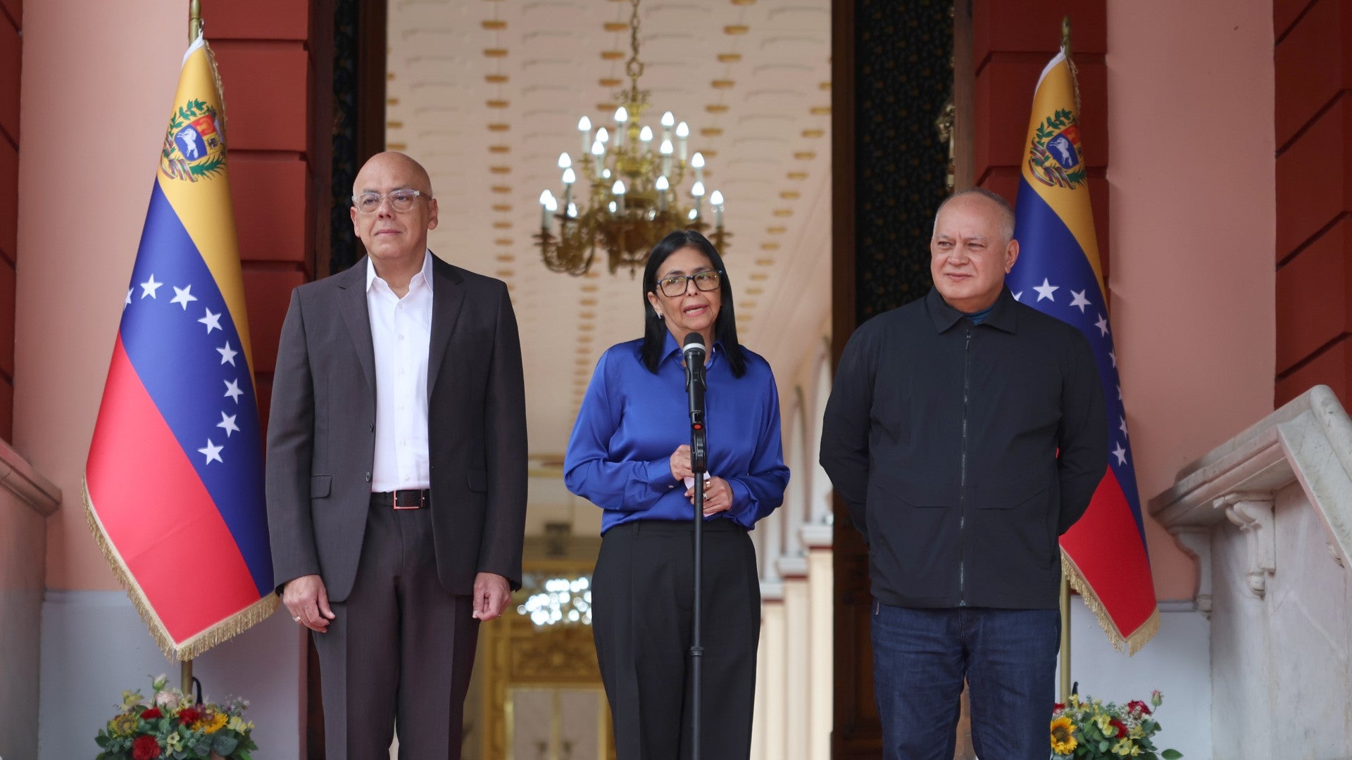 El presidente de la ilegítima Asamblea Nacional de Venezuela, Jorge Rodríguez, junto a su hermana, la jefe encargada del régimen, Delcy Rodríguez, y el solicitado por la justicia de Estados Unidos, Diosdado Cabello - Foto: EFE