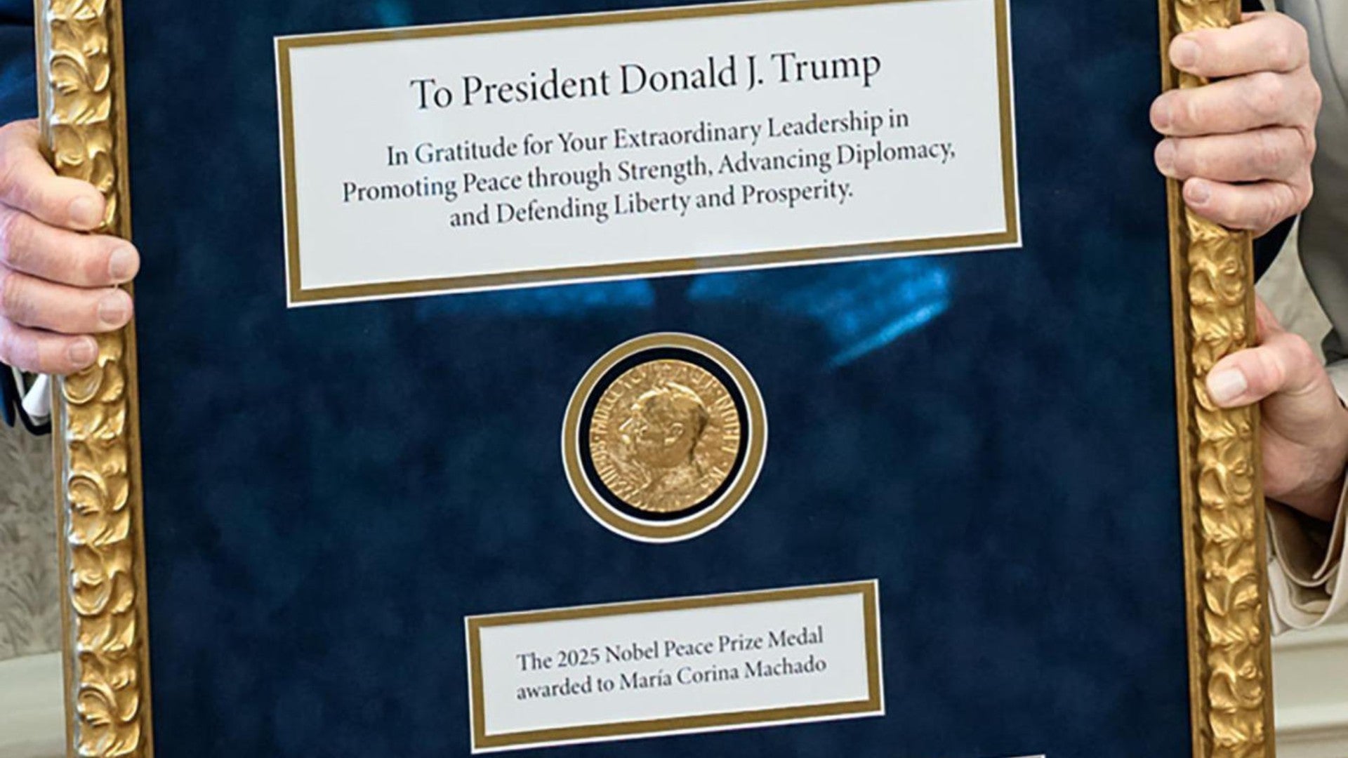 Medalla del Premio Nobel de Paz entregada por María Corina Machado al presidente Donald Trump - Foto: EFE