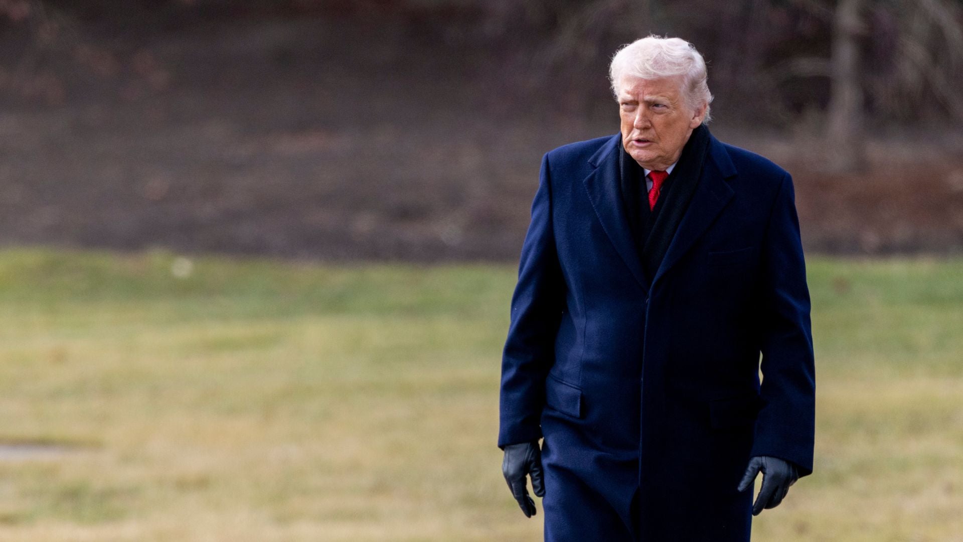 El presidente de Estados Unidos, Donald J. Trump, camina hacia el Marine One en el jardín sur de la Casa Blanca en Washington-Foto: EFE