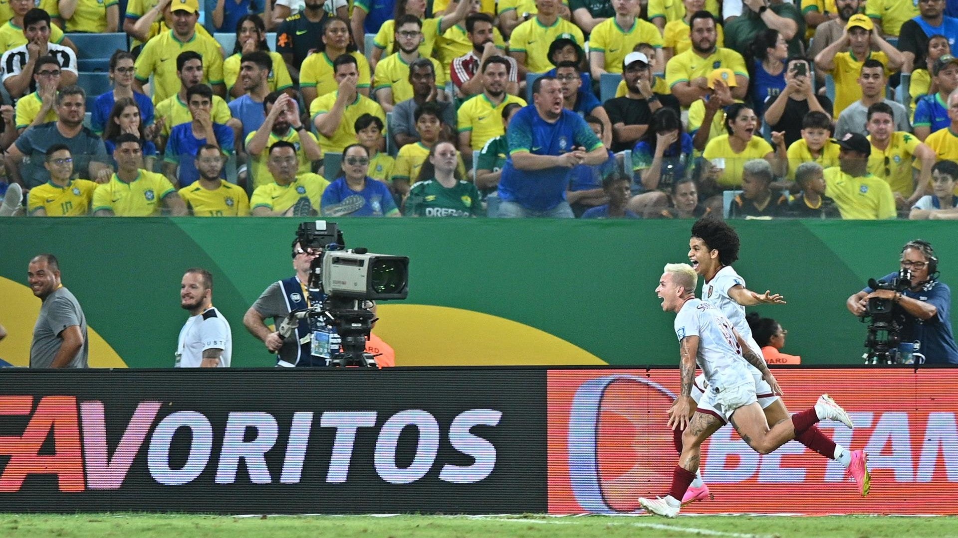 Eduard Bello celebra gol ante Brasil por Eliminatorias - Foto: EFE