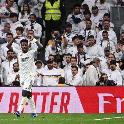 La afición del Real Madrid abucheó a su equipo en el debut de Arbeloa ...