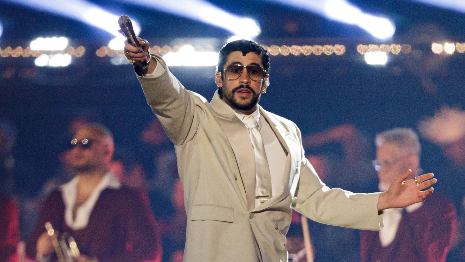 El cantante puertorriqueño Bad Bunny se presenta durante un concierto de su gira mundial 'Debí tirar más fotos' en Lima, Perú.-Foto: EFE