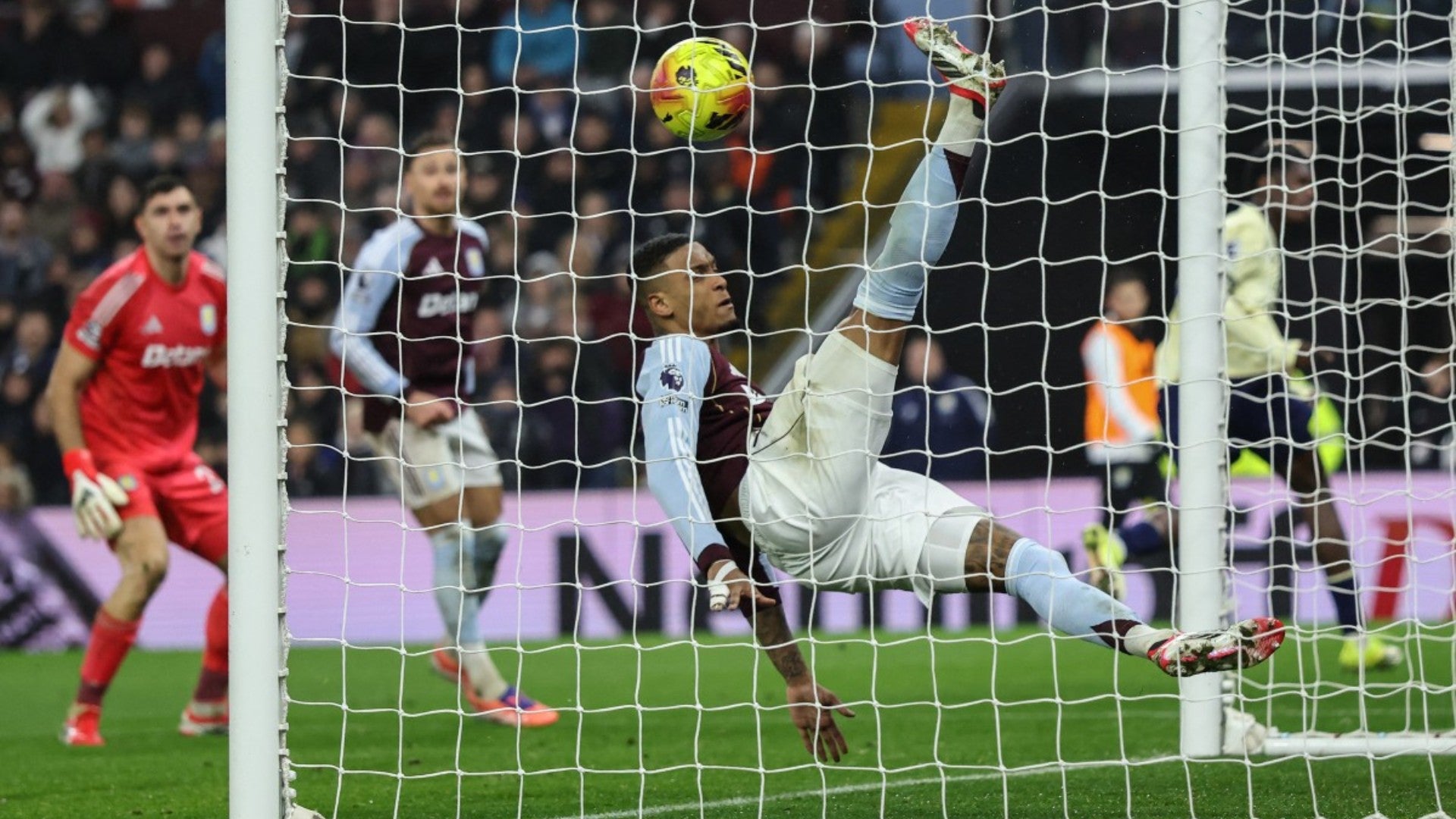 Emiliano 'Dibu' Martínez encajó insólito gol en la Premier League - Foto: AFP