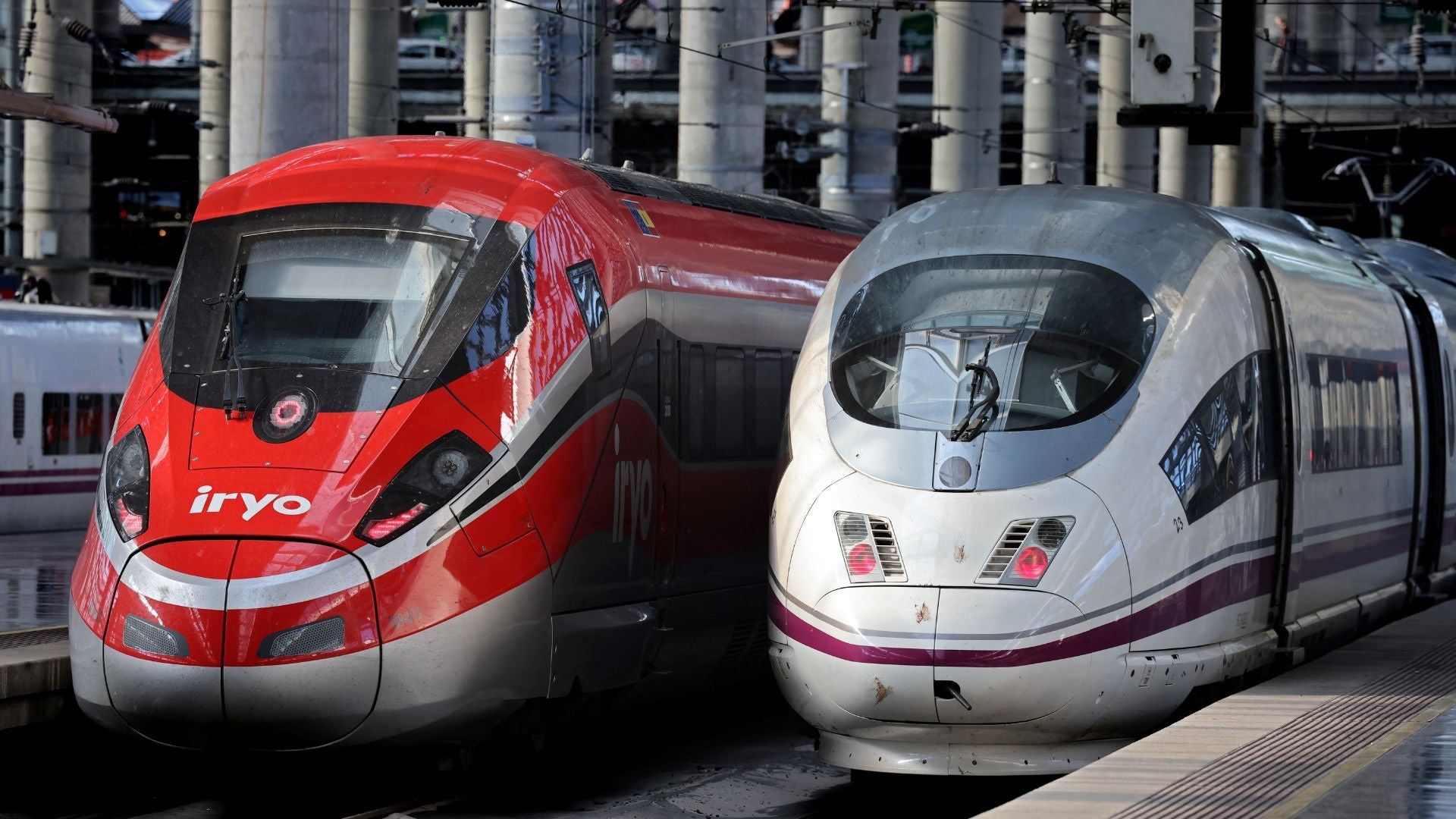 El tren de alta velocidad AVE de la compañía nacional de ferrocarriles españoles RENFE (R) se ve junto al tren de alta velocidad del operador privado Iryo de la empresa ILSA en la estación de Atocha en Madrid, el 26 de febrero de 2023-Foto: AFP
