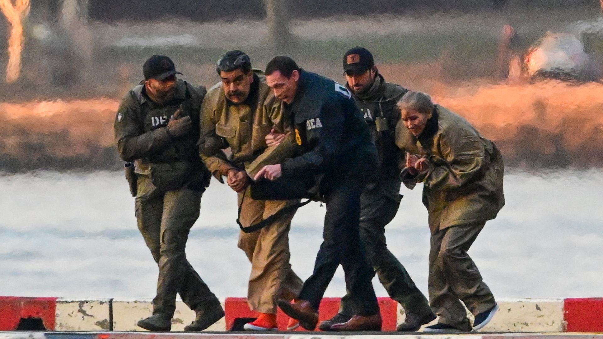 El dictador Nicolás Maduro y su esposa, Cilia Flores, en el helipuerto de Wall Street antes de ser traslados al tribunal federal en Nueva York-Foto: EFE