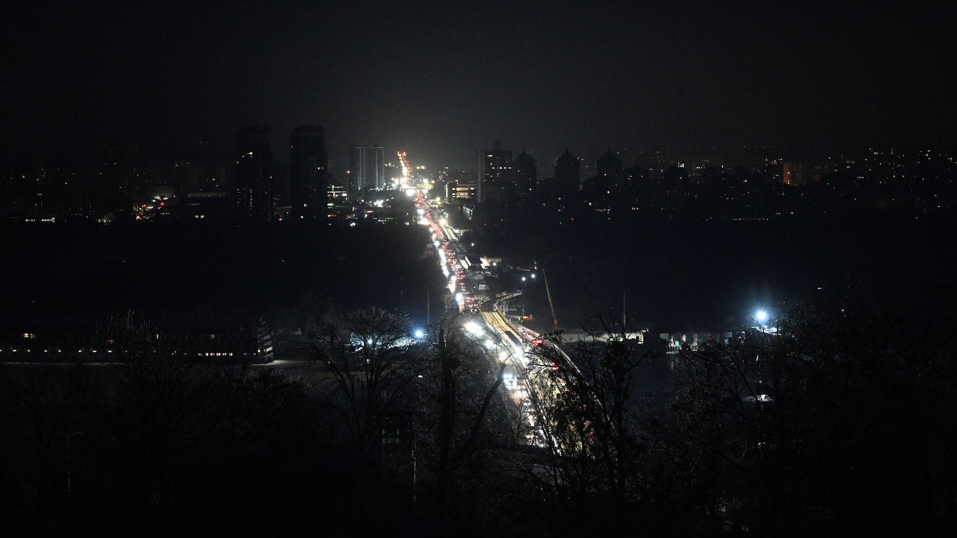 Vehículos circulan por una carretera durante un apagón en Kiev el 20 de enero de 2026 - Foto AFP