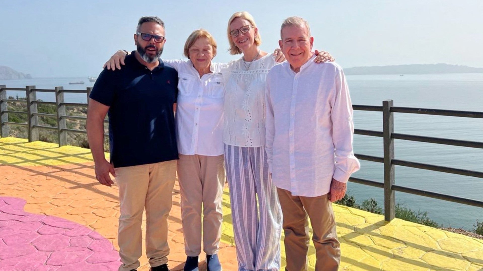 Edmundo González, presidente electo de Venezuela, junto a su esposa, Mercedes López; su hija, Maríana González, y su yerno, Jorge Tudrares - Foto: AFP