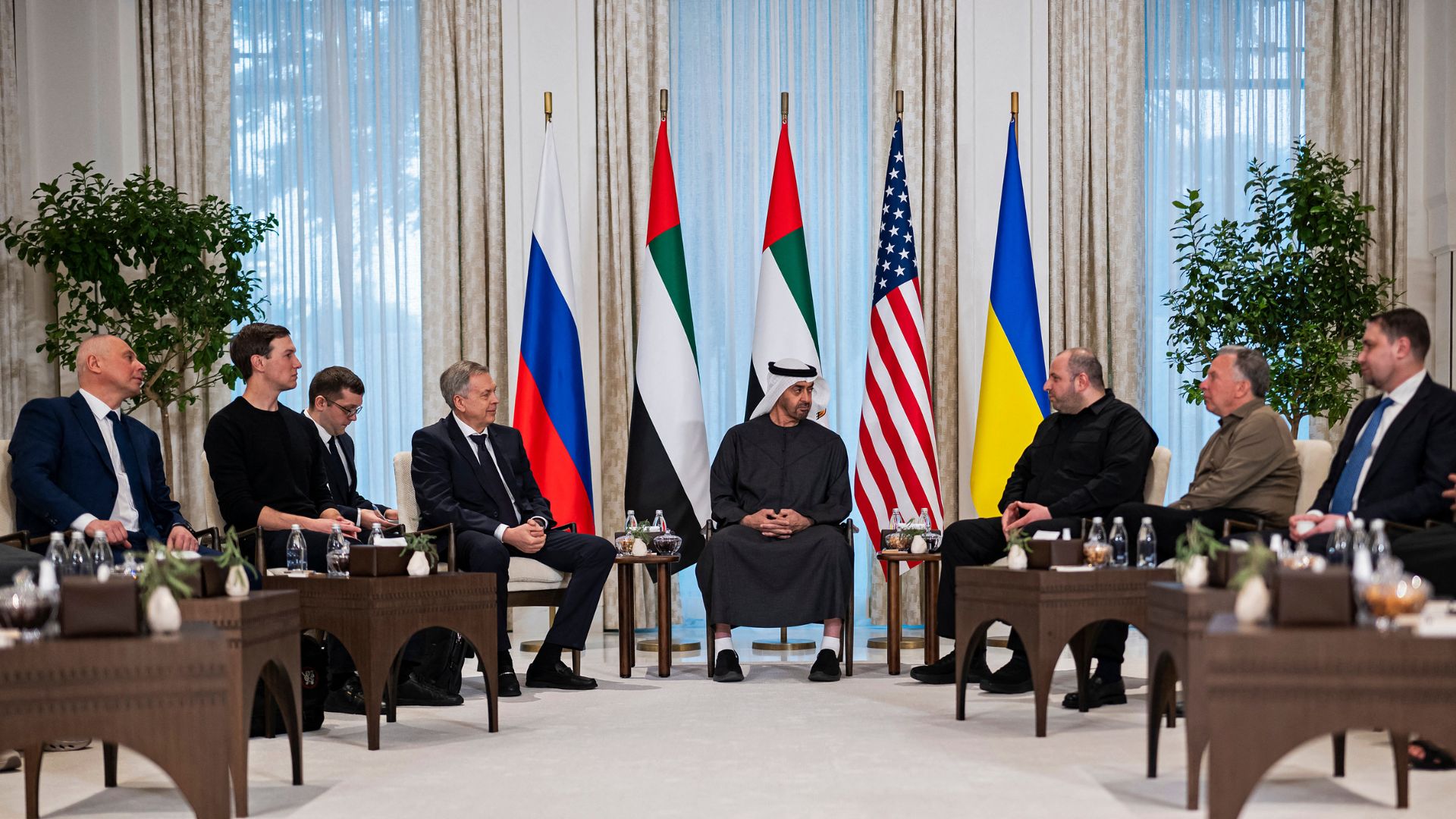 Jefes de las delegaciones de Estados Unidos, Rusia y Ucrania, en el Palacio Al Shati en Abu Dhabi - AFP