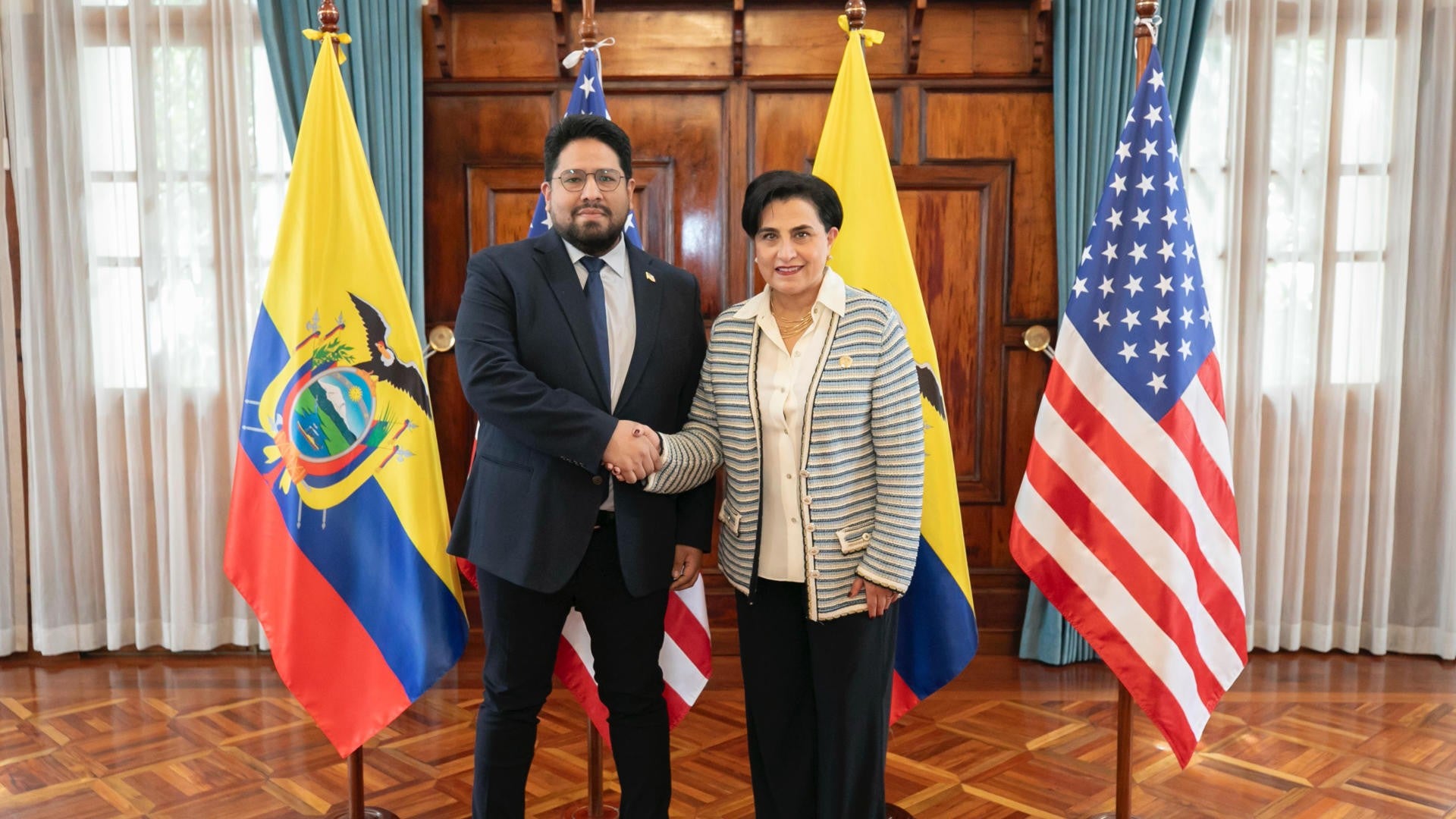 Subsecretario de Guerra para Asuntos del Hemisferio Occidental del Departamento de Guerra de Estados Unidos, Joseph M. Humire, y la ministra de Relaciones Exteriores y Movilidad Humana de Ecuador, Gabriela - Foto: Cancillería de Ecuador y EFE