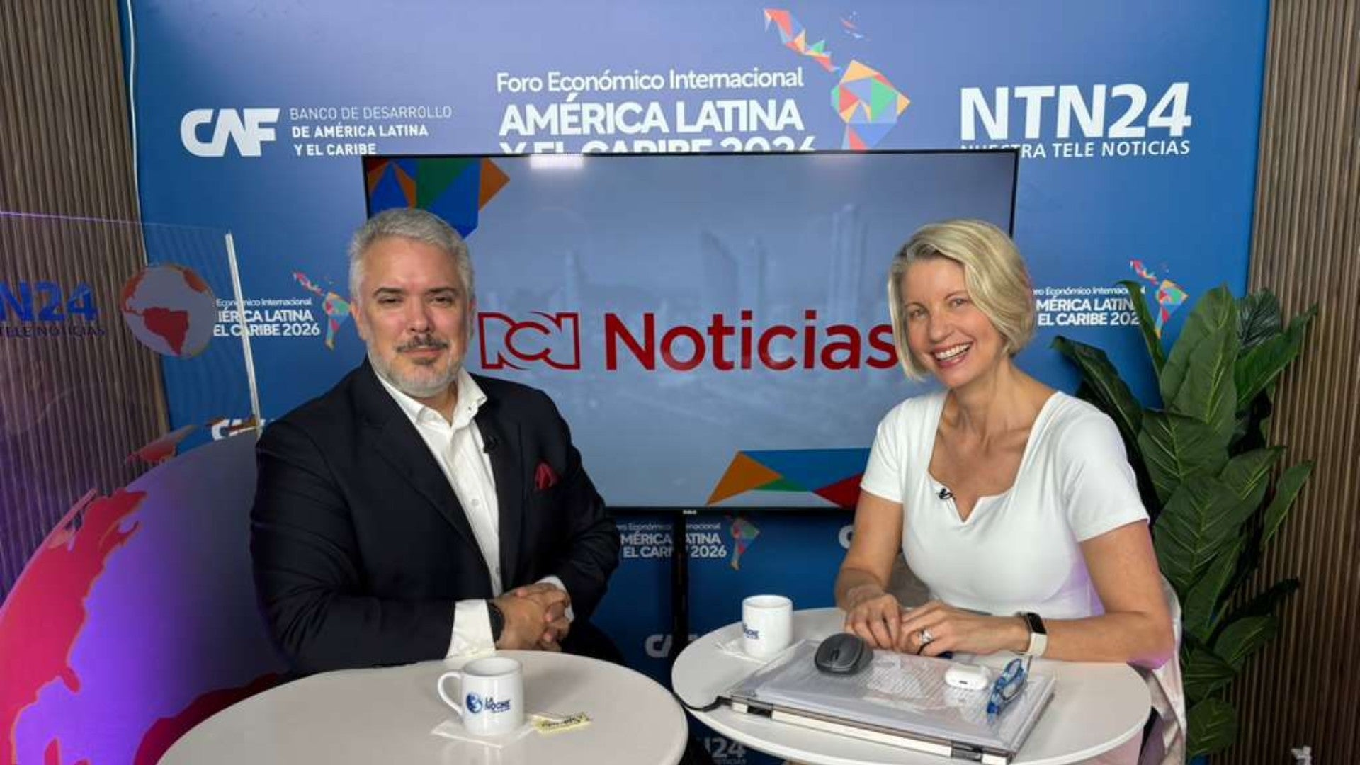 Iván Duque, expresidente de Colombia, junto a la directora de NTN24, Claudia Gurisatti - Foto: NTN24