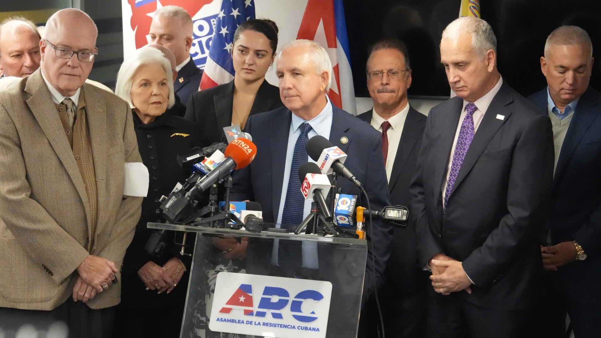 Congresista Carlos Giménez habla durante una rueda de prensa en la sede del Directorio Democrático Cubano en Miami, Florida - EFE
