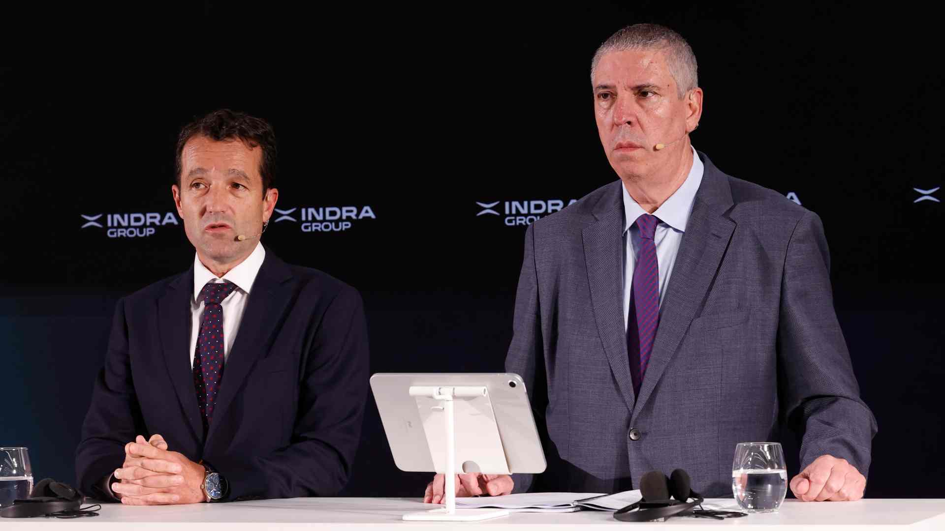El presidente ejecutivo de Indra, Ángel Escribano, y el CEO, José Vicente de los Mozos - EFE