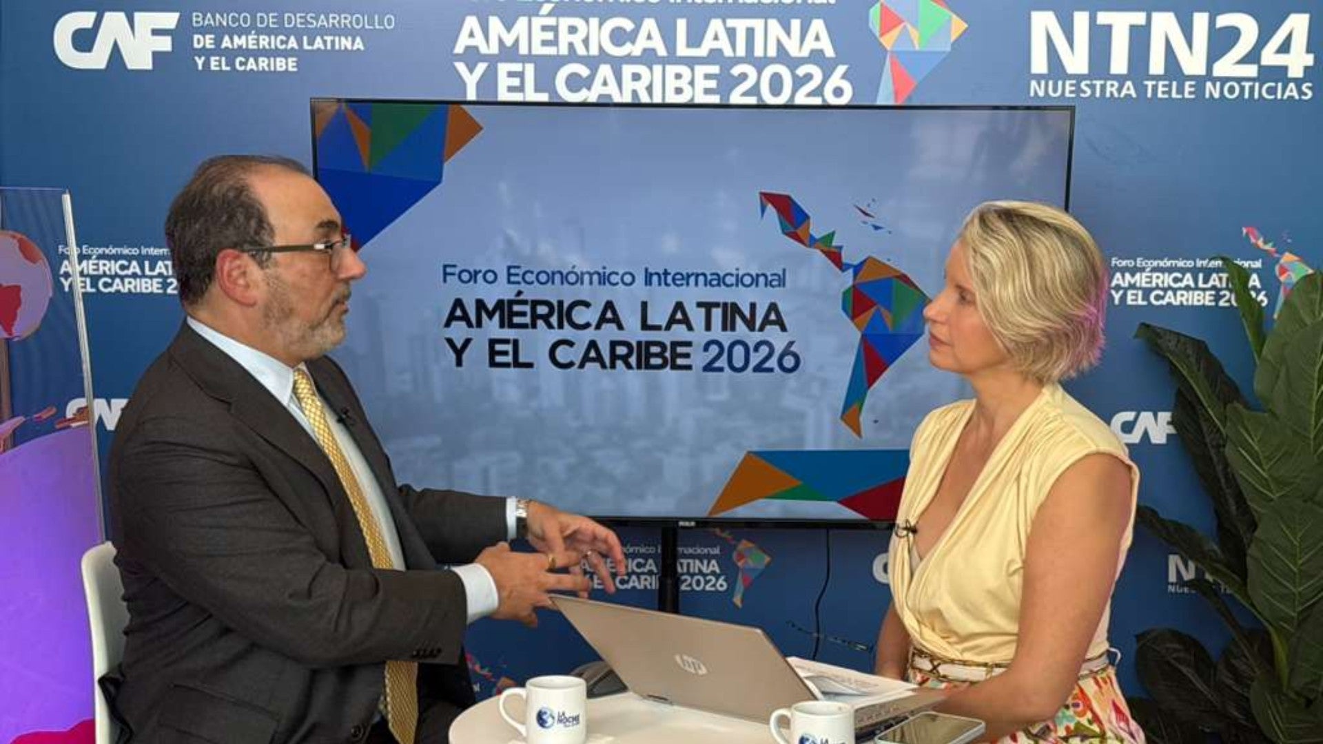 Sergio Díaz-Granados, presidente ejecutivo del Banco de Desarrollo de América Latina y el Caribe (CAF), y Claudia Gurisatti, directora de NTN24 - Foto: NTN24