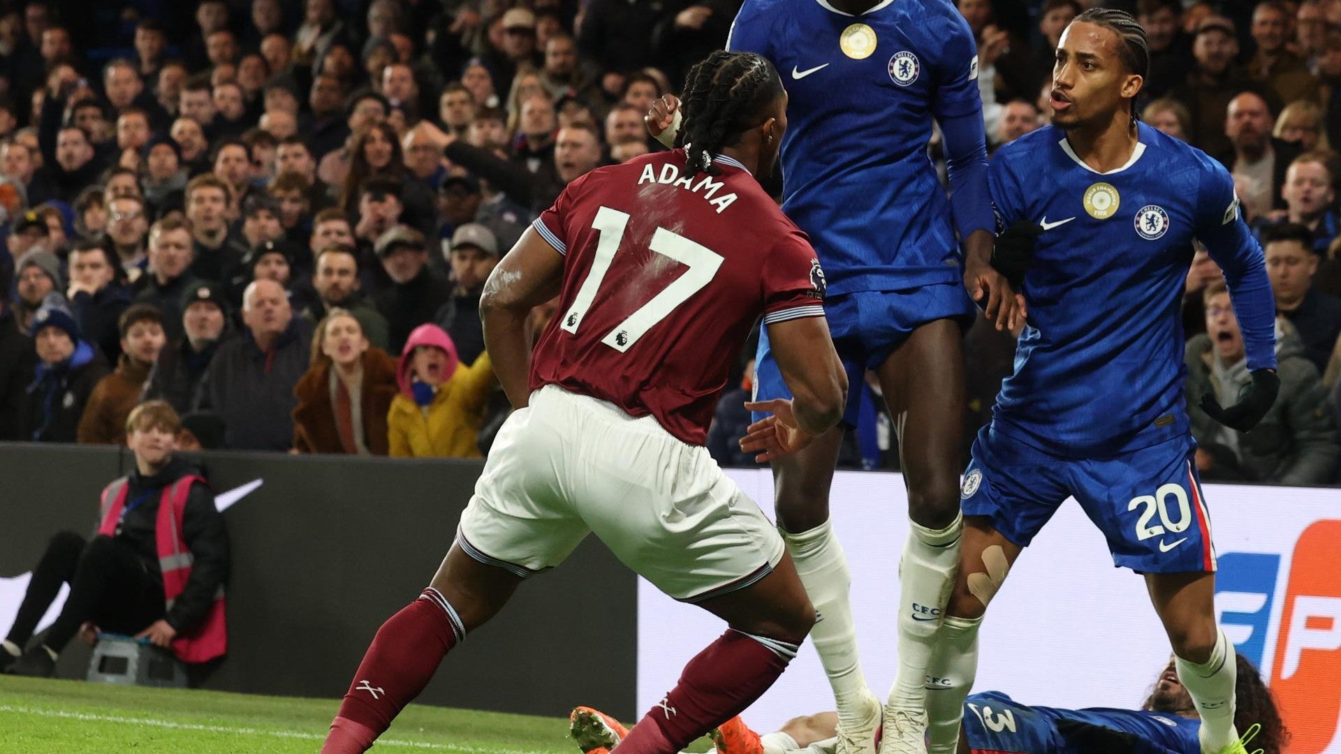 Pelea entre Chelsea y West Ham / FOTO: EFE